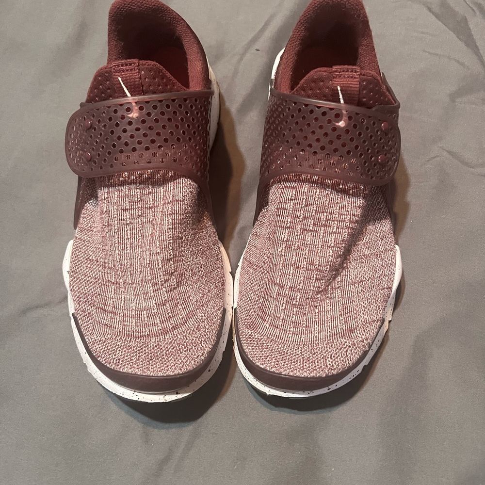 Nike men 9 women 10